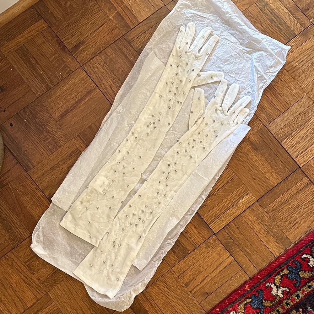 Elegant White Beaded Long Gloves